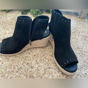 NEW Ladies suede sandal brand? Enjoy the weather in this cute wedge size 8 Black